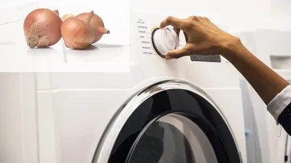 Truc genial! Bagă o ceapă în maşina de spălat şi hainele nu vor mirosi a tocăniţă