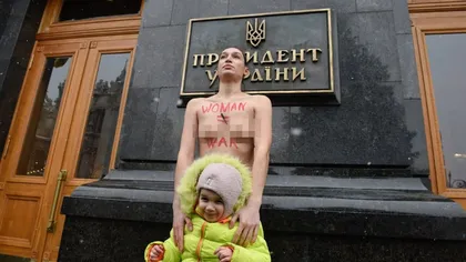 O activistă FEMEN a protestat la Kiev în contextul conflictului Ucrainei cu Rusia. Ce i-a solicitat preşedintelui Zelensky