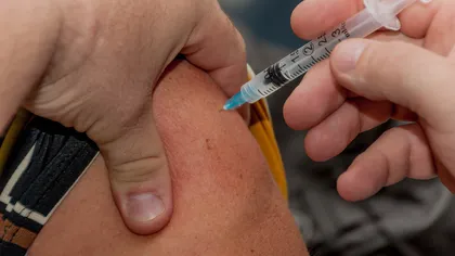 De ce se infectează cu COVID-19 persoanele care s-au vaccinat. Explicaţiile medicilor