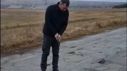 Haz de necaz la Vaslui. Un tânăr a jucat golf la găurile dintr-un drum judeţean, în semn de protest VIDEO