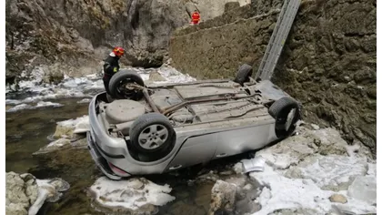Accident grav în Neamţ. O maşină în care se aflau trei persoane s-a răsturnat în râu