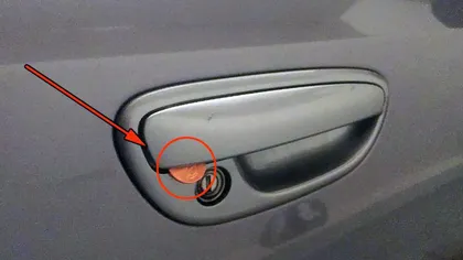 Ce trebuie să faci dacă găseşti o monedă înfiptă în portiera maşinii. Iată cum te lasă hoţii fără bunuri. VIDEO