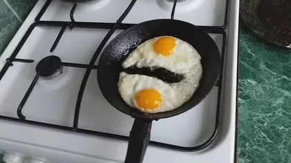 Pune făină în tigaie când prepari ouă ochiuri! Secretul pe care trebuie să îl știe orice gospodină! Rezultatul e uimitor