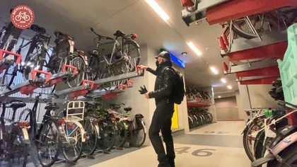 VIDEO Cum arată parcările subterane şi supraetajate pentru biciclete din Olanda! Magazinele sunt obligate prin lege să aibă spaţii speciale pentru ținut bicicletele