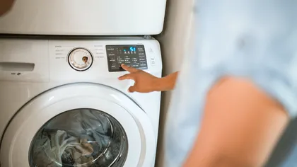 Folosește apa oxigenată atunci când îți speli hainele. Ucide toți microbii, nu e toxică și te scapă de cele mai urâte pete