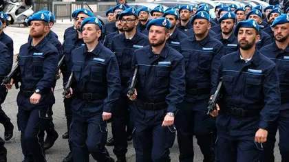 Circ în Italia, după ce polițiștii au primit măști FFP 2 roz. Forțele de ordine refuză să le poarte: Nu onorează uniforma!