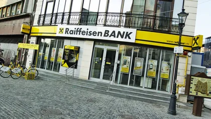 Raiffeisen Bank va opera fără casierii pentru IMM de luni. De la 1 februarie renunţă şi la cei pentru populaţie