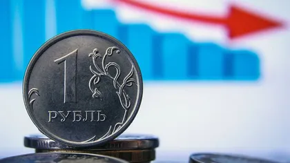 Rubla rusească s-a prăbuşit la un minim al ultimelor nouă luni, în contextul crizei din Ucraina. Rusia acuză NATO de scăderea masivă a monedei