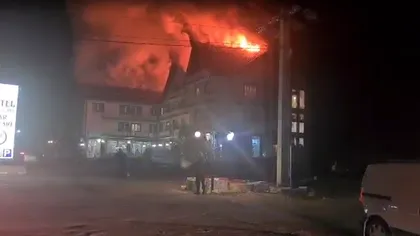 Incendiu de proporţii la un hotel din Braşov. Pompierii intervin cu şase autospeciale VIDEO