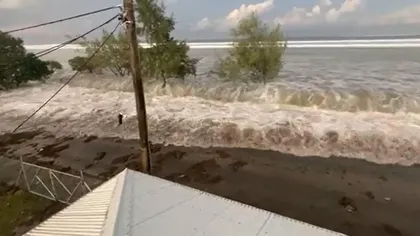 Avertizare masivă de tsunami, după o erupţie vulcanică. Valurile au măturat deja mai multe case, imagini de groază VIDEO