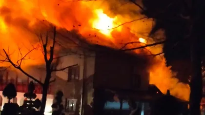 Incendiu puternic la Mânăstirea Nucet! Flăcări uriaşe au cuprins chiliile. Pompierii din Dâmboviţa intervin de urgenţă