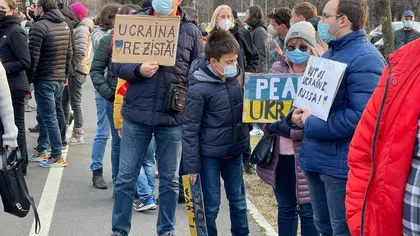 Sute de români au ieşit în centrul Bucureştiului pentru a-şi arăta solidaritatea faţă de ucraineni. 