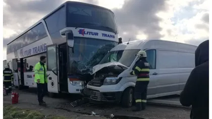 Accident grav în judeţul Caraş-Severin. Un autobuz cu 45 de persoane a fost implicat