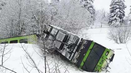 Un tren a fost dărâmat de pe şine de o avalanşă, într-o staţiune de ski
