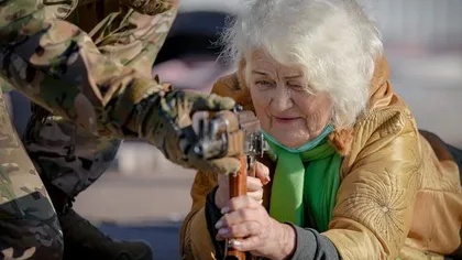 Cum se pregăteşte o femeie de 79 de ani din Ucraina să se apere în cazul unui atac rusesc: 