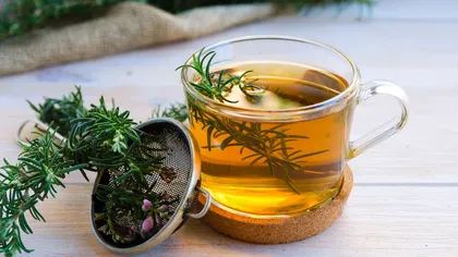 Ceaiul de rozmarin, beneficii uluitoare asupra sănătății. Pentru cine e contraindicat