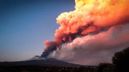Vulcanul Etna aruncă cenuşă. Aeroportul din Catania a fost închis, ca măsură de precauţie