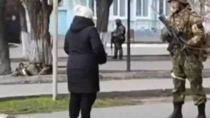 Gest uluitor! O femeie din Ucraina a înfruntat soldaţii ruşi cu mâinile goale. 