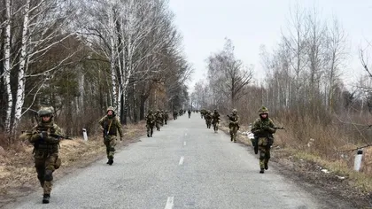 Război în Ucraina. Kievenii se înarmează pentru lupte de gherilă pe străzi în următoarele ore VIDEO