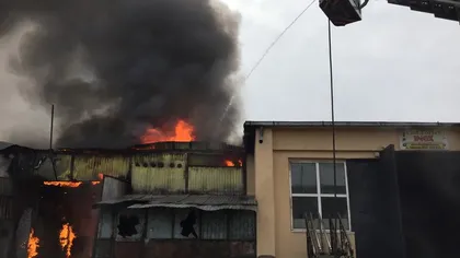 Incendiu puternic în Bacău. Flăcări uriaşe au cuprins un depozit. Pompierii intervin de urgenţă