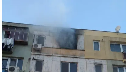 Incendiu puternic într-un bloc din Galaţi, după ce cineva a făcut grătarul în uscător. O bătrână în scaun cu rotile şi o fetiţă de 12 ani, evacuate de urgenţă