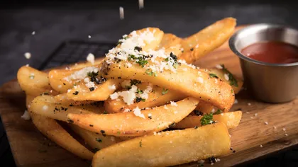 Așa faci cei mai gustoși cartofi prăjiți cu cașcaval din lume în doar 20 de minute. Iată câțiva pași simpli