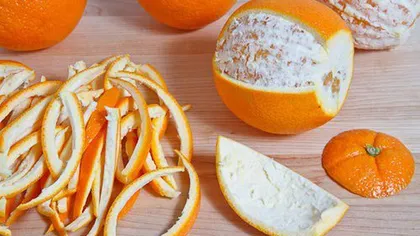 Umple o coajă de portocală cu sare și pune-o în frigider. Trucul pe care trebuie să îl știe orice român! Face adevărate minuni