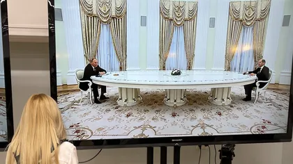 Vladimir Putin l-a ţinut la distanţă şi pe cancelarul Germaniei. L-a aşezat la capătul mesei de 6 metri unde a stat şi Macron