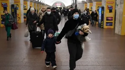Noi imagini cutremurătoare din Ucraina. O mamă și copiii ei caută adăpost în subteran