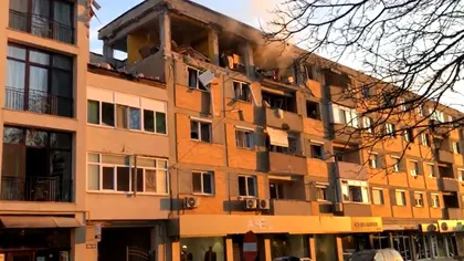 Explozie urmată de incendiu într-un bloc din Carei. Sunt 11 victime, 3 persoane intubate. S-a activat Planul Roşu de intervenţie