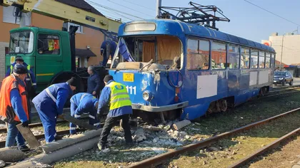 Tramvai deraiat în Arad. A dărâmat un stâlp de beton care susţinea reţeaua electrică