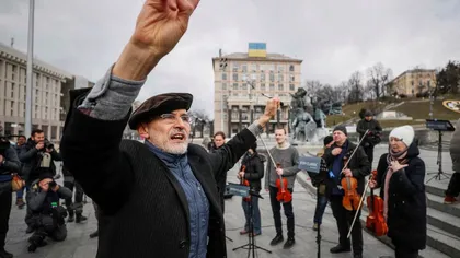 Scena desprinsă parcă din Titanic! O orchestră cântă imnul Ucrainei în piaţa Maidan în aşteptarea tancurilor ruseşti VIDEO