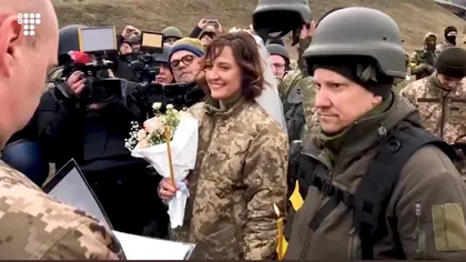 Doi militari ucraineni s-au căsătorit pe front în plină invazie rusească!