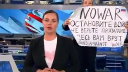 O protestatară a întrerupt transmisiunea live a unei televiziuni din Rusia. Tânăra a scandat 