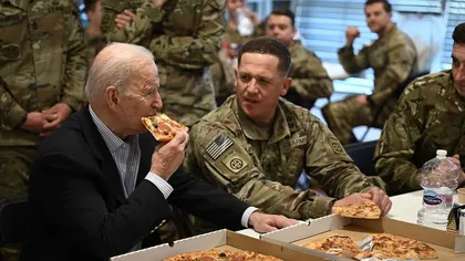 Joe Biden a vizitat o bază militară americană din Polonia, a mâncat pizza cu soldaţii şi a lăudat curajul ucrainenilor: 