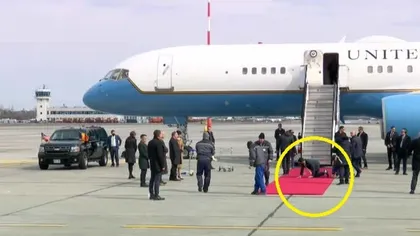 Scena amuzantă la sosirea Kamalei Harris la Bucureşti. Pregătiri în mare grabă, înainte ca vicepreşedintele american să coboare pe scara avionului