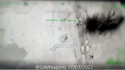 VIDEO Momentul în care o dronă Bayraktar TB-2 a Ucrainei loveşte un convoi militar rus