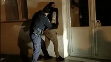 Scene de groază în Galaţi. Un bărbat înarmat cu o macetă a atacat mai mulţi tineri. A încercat să atace şi jandarmii VIDEO