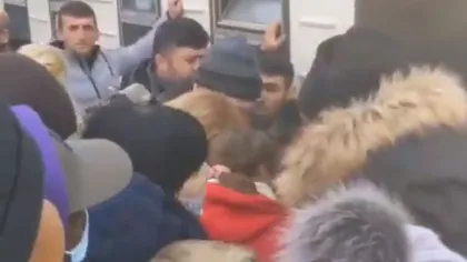 Imaginile disperării în Ucraina! Oamenii se luptă să prindă un loc în tren, după alarmele de atac aerian - VIDEO