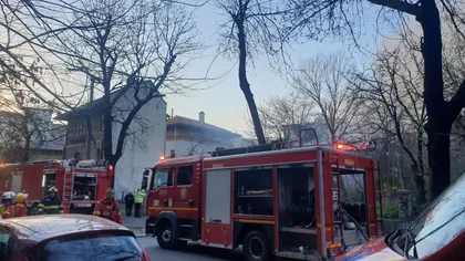 Incendiu în centrul Bucureştiului. Focul s-a extins la balconul unei locuinţe învecinate