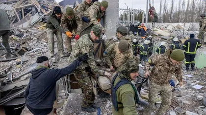 Scene horror în Ucraina! Zeci de cadavre scoase de sub dărâmături la Nikolaev FOTO