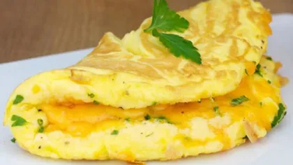 Amestecă o linguriță de bicarbonat cu ouă! Trucul pe care trebuie să îl știe orice gospodină pentru cea mai bună omletă!