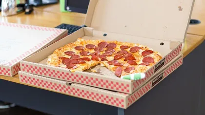 Motivul pentru care pizza e împachetată într-o cutie pătrată, deși ea e rotundă. Secretul a ieșit acum la iveală!
