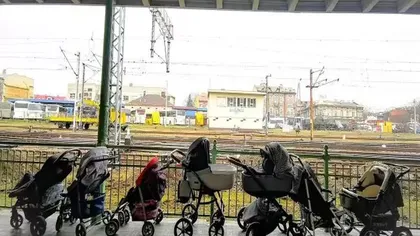 Gest emoționant în Polonia. Mai multe femei au lăsat cărucioarele propriilor copii pe peroanele gării pentru mamele refugiate - FOTO