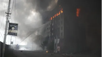Au început bombardamentele de seară în Ucraina. Oraşul Energodar se află sub asediu, oamenii n-au voie la ferestre sau sa folosească lifturile