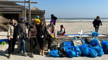 Un grup de refugiați din Ucraina a curățat o plajă din Mamaia din proprie inițiativă