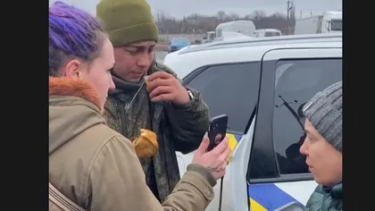 Imagini virale cu un soldat rus care s-a predat ucrainenilor. Tânărul a izbucnit în plâns după ce a fost hrănit şi lăsat să vorbească cu familia VIDEO