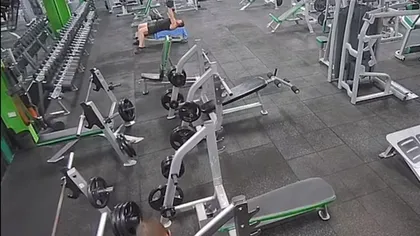 Imagini terifiante filmate în sala de fitness! Momentul în care un bărbat scapă o ganteră de 20 de kilograme în capul unui sportiv