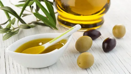 Consumă o lingură de ulei de măsline, în fiecare dimineaţă. Te ajută să dai jos kilogramele nedorite şi face minuni pentru piele!