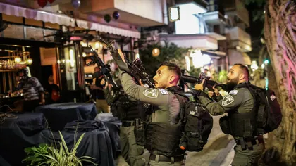 Atac terorist la Tel Aviv. Palestinianul care a ucis doi oameni într-un bar a fost împuşcat mortal după nouă ore de căutări VIDEO